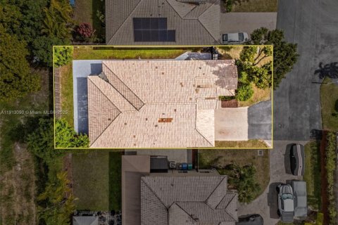 House in Miami, Florida 3 bedrooms, 183.76 sq.m. № 1968432 - photo 29