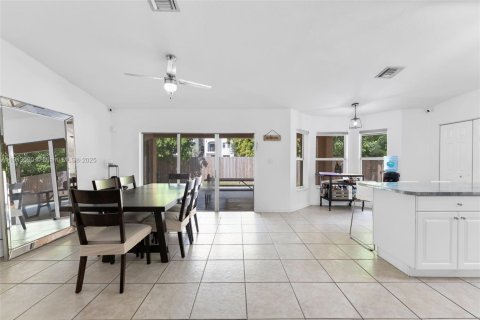 House in Miami, Florida 3 bedrooms, 183.76 sq.m. № 1968432 - photo 12