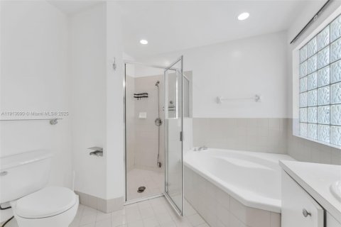 House in Miami, Florida 3 bedrooms, 183.76 sq.m. № 1968432 - photo 24