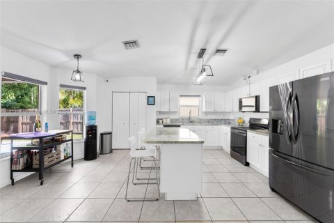 House in Miami, Florida 3 bedrooms, 183.76 sq.m. № 1968432 - photo 11