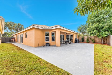 House in Miami, Florida 3 bedrooms, 183.76 sq.m. № 1968432 - photo 27