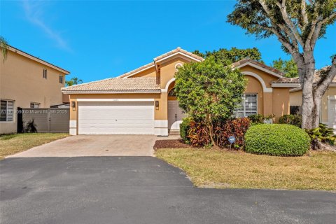 House in Miami, Florida 3 bedrooms, 183.76 sq.m. № 1968432 - photo 1