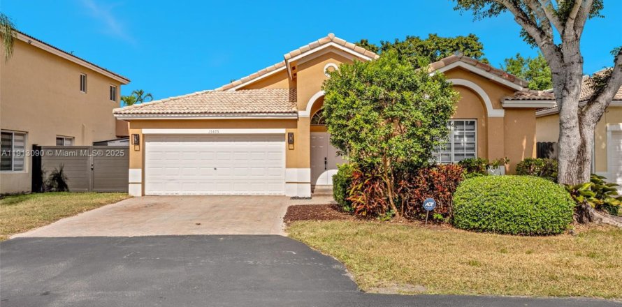 House in Miami, Florida 3 bedrooms, 183.76 sq.m. № 1968432