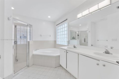 House in Miami, Florida 3 bedrooms, 183.76 sq.m. № 1968432 - photo 23