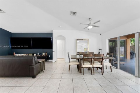 House in Miami, Florida 3 bedrooms, 183.76 sq.m. № 1968432 - photo 9