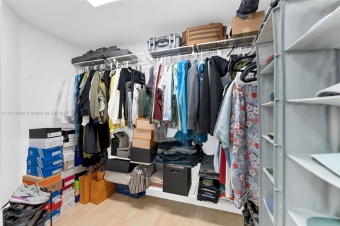 House in Miami, Florida 3 bedrooms, 183.76 sq.m. № 1968432 - photo 20