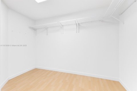 House in Miami, Florida 3 bedrooms, 183.76 sq.m. № 1968432 - photo 25