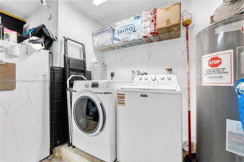 House in Miami, Florida 3 bedrooms, 183.76 sq.m. № 1968432 - photo 26