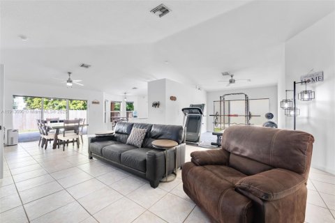 House in Miami, Florida 3 bedrooms, 183.76 sq.m. № 1968432 - photo 8