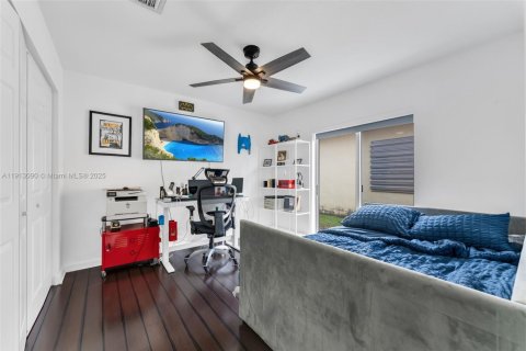 House in Miami, Florida 3 bedrooms, 183.76 sq.m. № 1968432 - photo 18