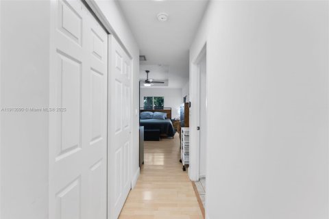 House in Miami, Florida 3 bedrooms, 183.76 sq.m. № 1968432 - photo 19