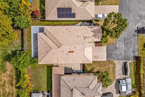 House in Miami, Florida 3 bedrooms, 183.76 sq.m. № 1968432 - photo 30