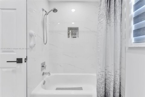 House in Miami, Florida 3 bedrooms, 183.76 sq.m. № 1968432 - photo 16