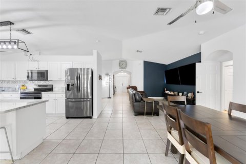 House in Miami, Florida 3 bedrooms, 183.76 sq.m. № 1968432 - photo 13