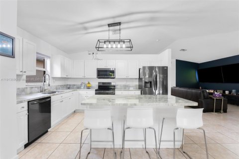 House in Miami, Florida 3 bedrooms, 183.76 sq.m. № 1968432 - photo 10