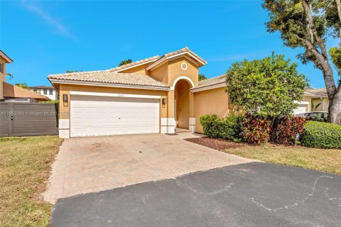 House in Miami, Florida 3 bedrooms, 183.76 sq.m. № 1968432 - photo 3