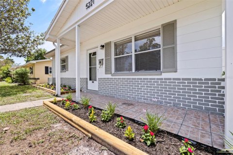 House in Saint Petersburg, Florida 3 bedrooms, 103.31 sq.m. № 1904893 - photo 3