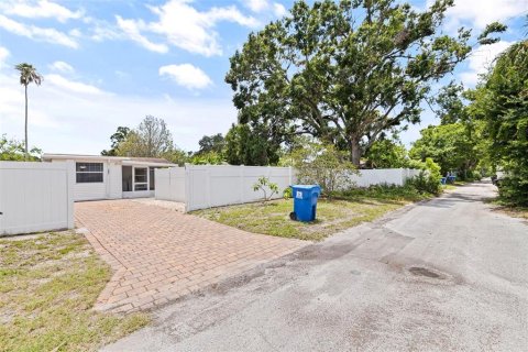 House in Saint Petersburg, Florida 3 bedrooms, 103.31 sq.m. № 1904893 - photo 29
