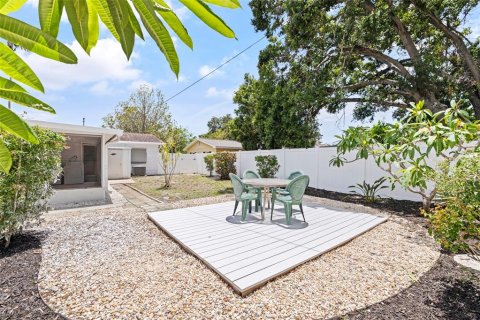 House in Saint Petersburg, Florida 3 bedrooms, 103.31 sq.m. № 1904893 - photo 25