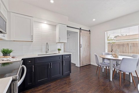 House in Saint Petersburg, Florida 3 bedrooms, 103.31 sq.m. № 1904893 - photo 9