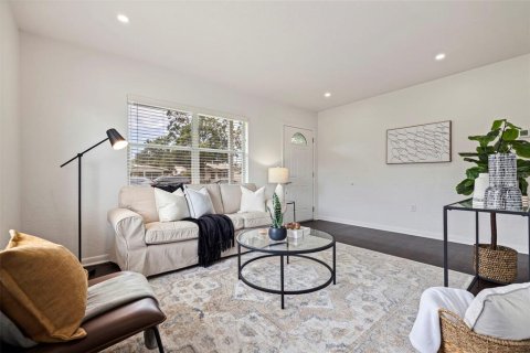 House in Saint Petersburg, Florida 3 bedrooms, 103.31 sq.m. № 1904893 - photo 6