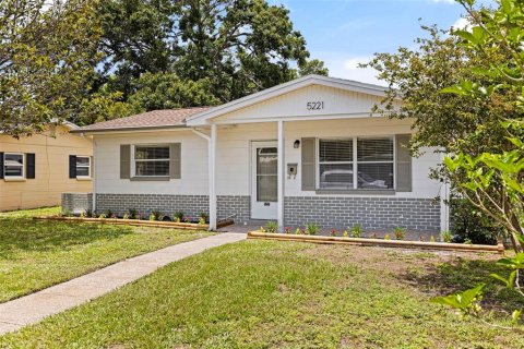 House in Saint Petersburg, Florida 3 bedrooms, 103.31 sq.m. № 1904893 - photo 2