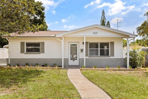 House in Saint Petersburg, Florida 3 bedrooms, 103.31 sq.m. № 1904893 - photo 1