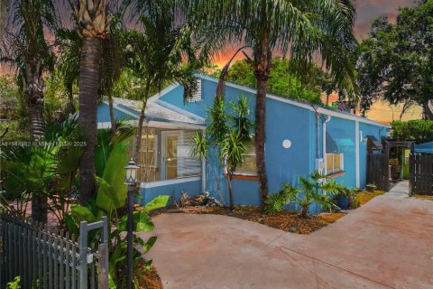 House in Miami, Florida 4 bedrooms, 181.72 sq.m. № 1840848 - photo 2