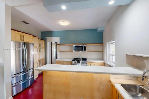 House in Miami, Florida 4 bedrooms, 181.72 sq.m. № 1840848 - photo 18