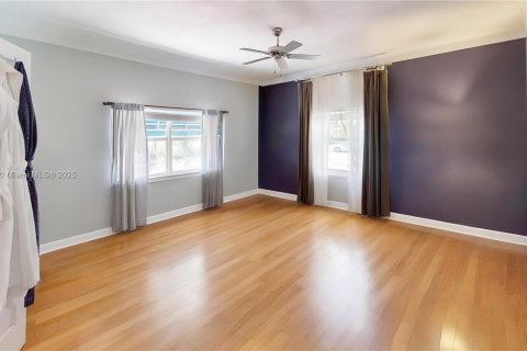 House in Miami, Florida 4 bedrooms, 181.72 sq.m. № 1840848 - photo 30