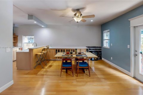House in Miami, Florida 4 bedrooms, 181.72 sq.m. № 1840848 - photo 25