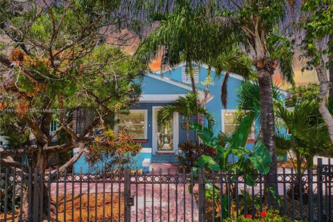 House in Miami, Florida 4 bedrooms, 181.72 sq.m. № 1840848 - photo 1