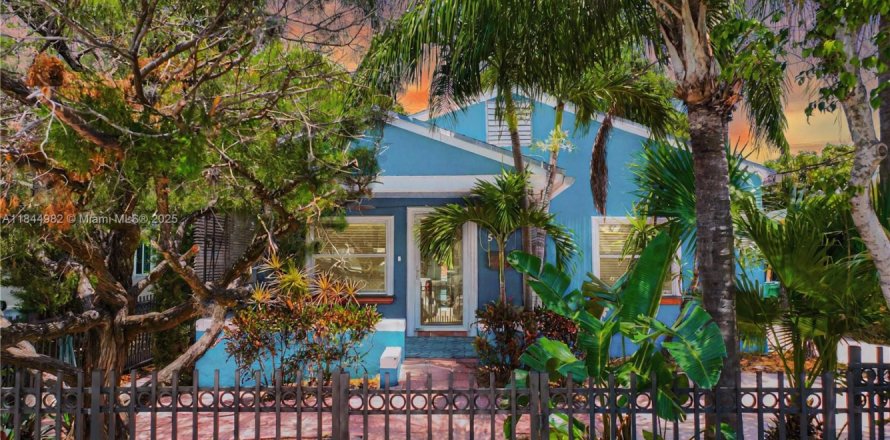House in Miami, Florida 4 bedrooms, 181.72 sq.m. № 1840848