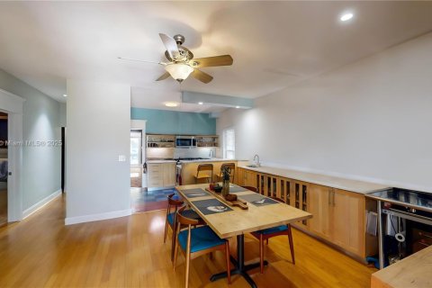 House in Miami, Florida 4 bedrooms, 181.72 sq.m. № 1840848 - photo 27
