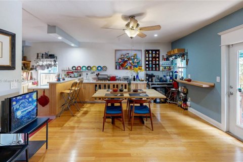 House in Miami, Florida 4 bedrooms, 181.72 sq.m. № 1840848 - photo 24