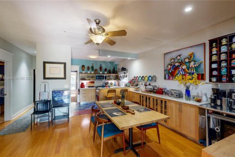 House in Miami, Florida 4 bedrooms, 181.72 sq.m. № 1840848 - photo 26