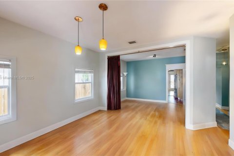 House in Miami, Florida 4 bedrooms, 181.72 sq.m. № 1840848 - photo 8