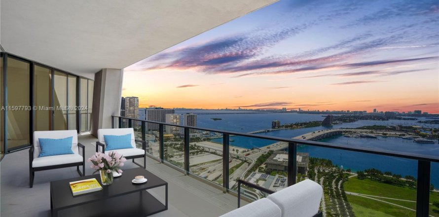 Кондоминиум с 4 спальнями в Майами, Флорида № 1958732