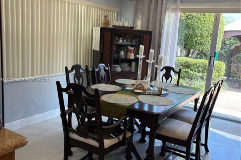 House in Hollywood, Florida 4 bedrooms, 130.25 sq.m. № 1745998 - photo 24