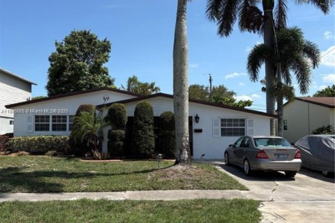 House in Hollywood, Florida 4 bedrooms, 130.25 sq.m. № 1745998 - photo 29