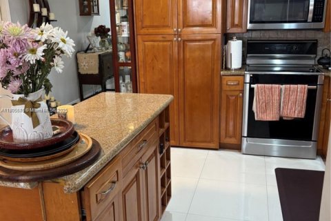 House in Hollywood, Florida 4 bedrooms, 130.25 sq.m. № 1745998 - photo 17