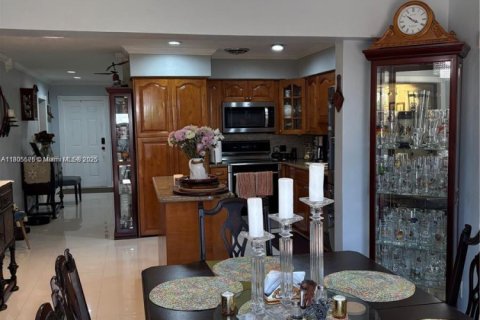 House in Hollywood, Florida 4 bedrooms, 130.25 sq.m. № 1745998 - photo 23