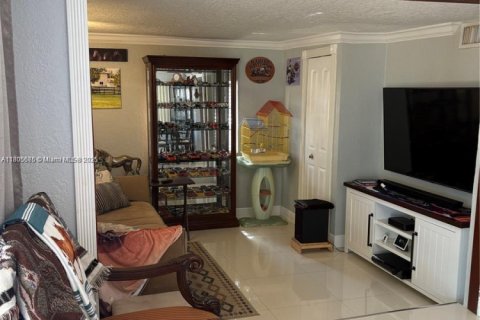 House in Hollywood, Florida 4 bedrooms, 130.25 sq.m. № 1745998 - photo 1