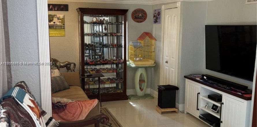House in Hollywood, Florida 4 bedrooms, 130.25 sq.m. № 1745998