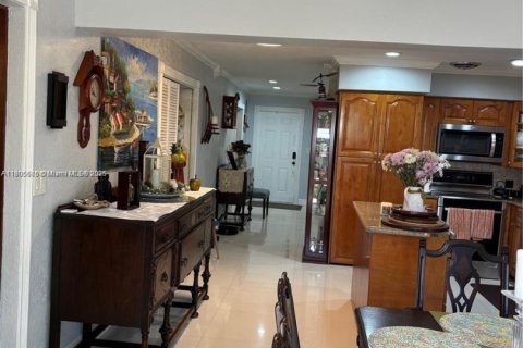House in Hollywood, Florida 4 bedrooms, 130.25 sq.m. № 1745998 - photo 14
