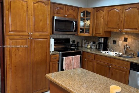 House in Hollywood, Florida 4 bedrooms, 130.25 sq.m. № 1745998 - photo 12