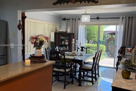 House in Hollywood, Florida 4 bedrooms, 130.25 sq.m. № 1745998 - photo 25