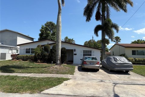 House in Hollywood, Florida 4 bedrooms, 130.25 sq.m. № 1745998 - photo 30
