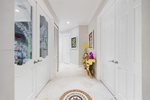 Casa en venta en Miami, Florida, 6 dormitorios, 335.1 m2 № 2017170 - foto 21