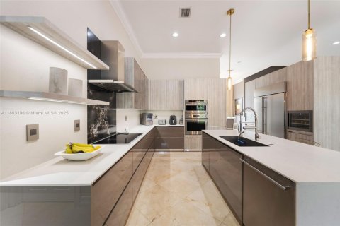 Casa en venta en Miami, Florida, 6 dormitorios, 335.1 m2 № 2017170 - foto 17